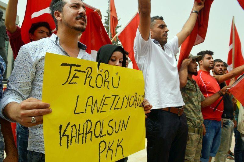 <p>Yürüyüşe bazıları asker kıyafetleriyle katılırken, gruba çevredeki vatandaşlar alkışlarla destek verdi. Öte yandan bazı vatandaşların İlçe Jandarma Komutanlığı önündeki askerlere sarılarak gözyaşı döktüğü görüldü.</p>
