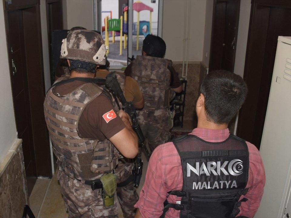 <p>Şüphelilerin ev, iş yerleri ve araçlarında yapılan aramalarda yarım kilogram esrar, ruhsatsız 3 tabanca, 2 kurusıkı tabanca ve av tüfeği ele geçirildi.</p>

<p> </p>
