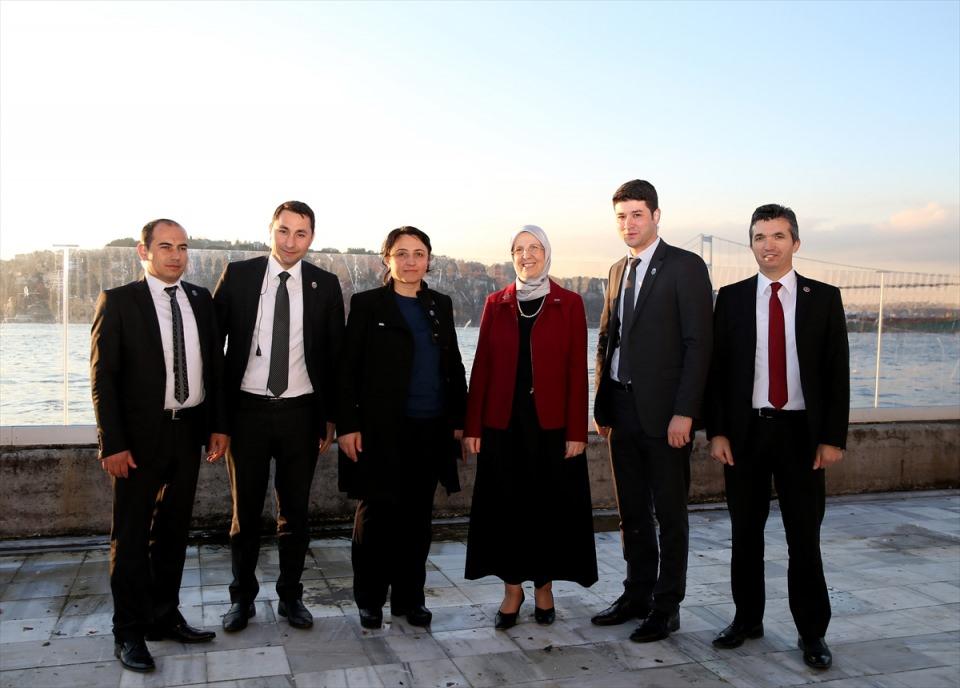 <p>Ailecek Cemile Sultan Korusu'na çok sık gittiklerini anlatan Ramazanoğlu, burada sabahları spor yaptığını ve kitap okuduğunu söyledi. Ramazanoğlu, koruya, denize ya da camiye yakın yerlerde ikamet etmeyi tercih ettiğini dile getirdi.</p>
<p> </p>