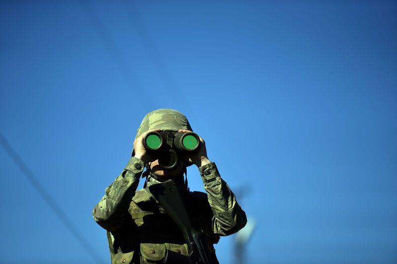 <p>Nusaybin'de terör örgütü PKK mensuplarınca kazılan çukurların kapatılması, kurulan barikatların kaldırılması, tuzaklanan patlayıcıların imha edilmesi, vatandaşların can ve mal güvenliğinin yeniden tesis edilmesi amacıyla 14 Mart'ta başlatılan operasyon sürüyor.</p>
<p> </p>