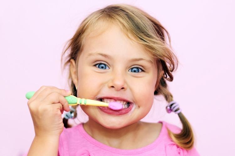 <p>Diş Hekimi Çağdaş Kışlaoğlu diş fırçalama alışkanlığı kazandırılan çocukların ileri ki dönemlerde daha sağlıklı dişlere ve diş etlerine sahip olduğuna dikkat çekti.<br />
<br />
<strong>Peki çocuklara diş fırçalama alışkanlığı nasıl kazandırılır?</strong></p>
