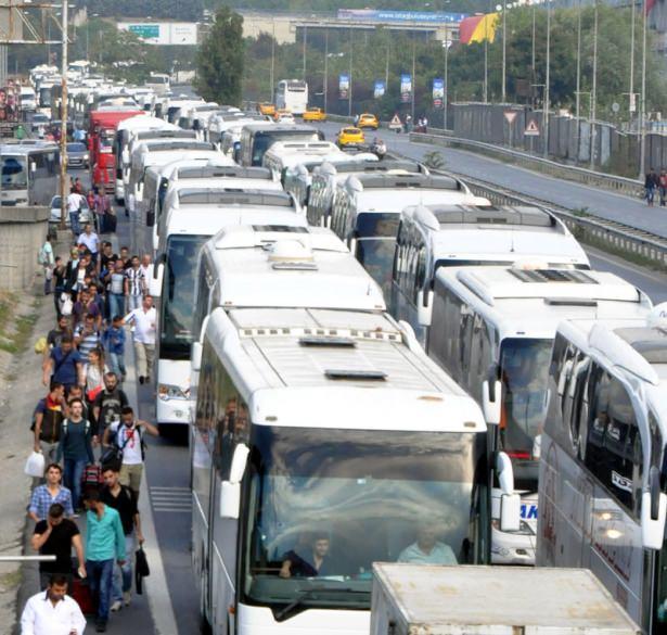 <p>Otogara ulaşamayan otobüslerden inen yolcular tehlikeye aldırmadan TEM otoyolunda trafiğin arasından karşıya geçiyor.</p>