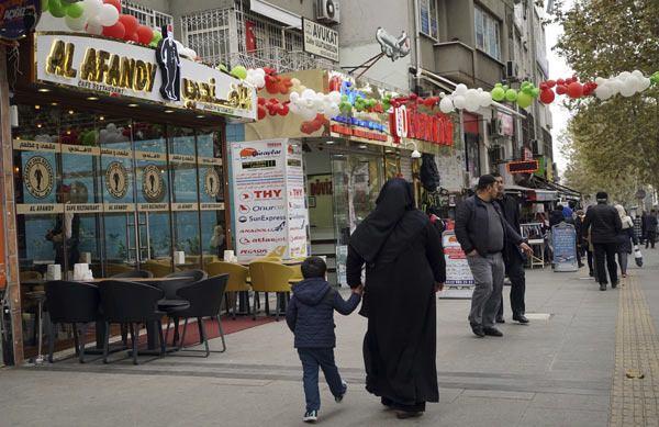 <p>Dükkanlarından üçü Aksaray'da bulunan 45 yaşındaki hem Türkiye hem de Suriye vatandaşlığı buluann Sukkar, "Emin olabilirsiniz, eğer bu emir zorla uygulatılırsa Aksaray'da çirkin bir görüntü ortaya çıkacak" ifadesini kullanıyor.</p>