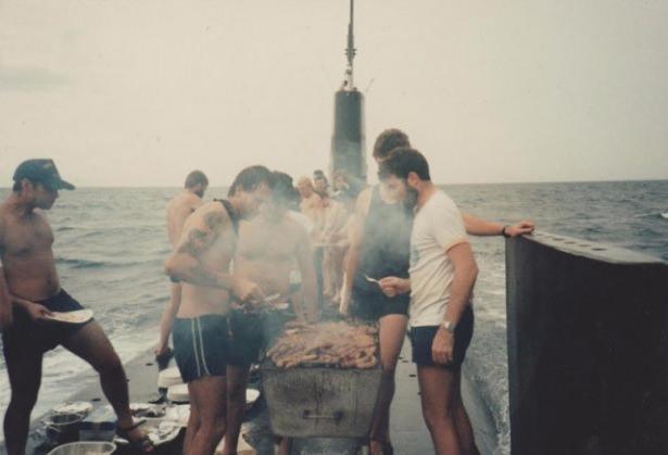<p>Deniz altı üstünde mangal</p>
<p> </p>