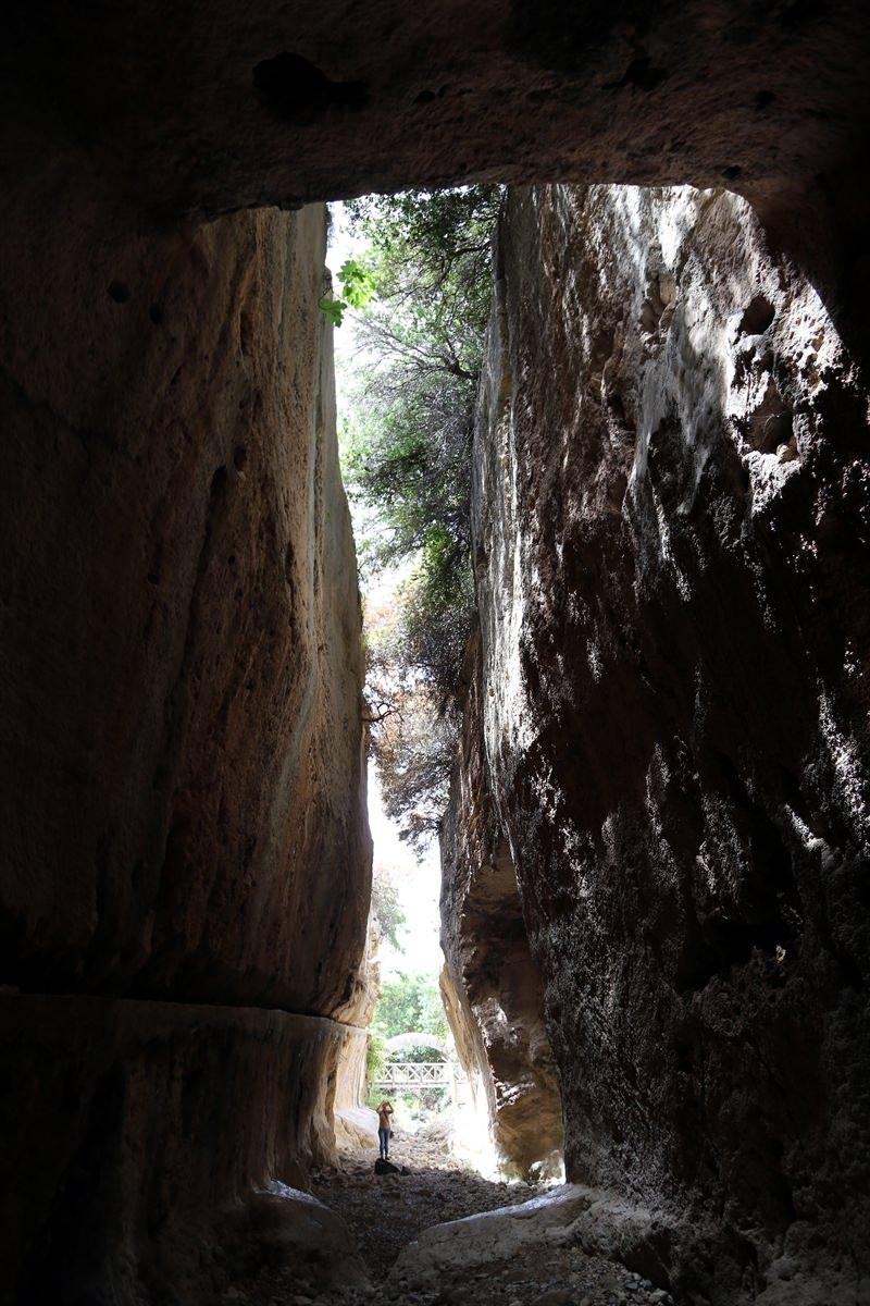 <p>Yeşillikler arasındaki ilginç görüntüsüyle ziyaretçilerini büyüleyen kaya mezarları ve Beşikli Mağara turistlerin ilgisini çekiyor.</p>

<p> </p>
