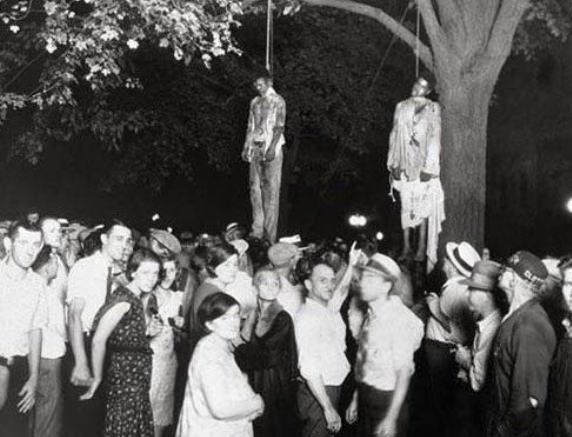 <p>Tarihe damgasını vuran fotoğraflar</p>
<p>Beyaz bir kıza tecavüz suçlamasıyla asılan iki genç siyah erkeğin bu fotoğraf ABD'de çekildi. 10 bin kişinin izlediği idam sonrasında genç kıza amcasının tecavüz ettiği anlaşıldı.</p>