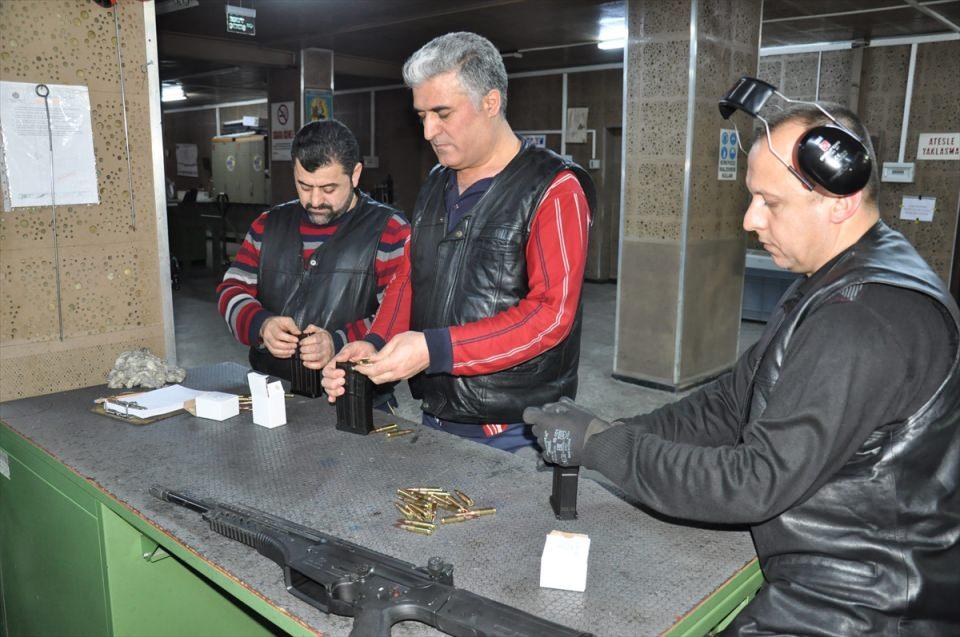 <p>Türkiye'nin en büyük kapalı poligonu tesiste, 550 ve 300 metre uzunluğunda birer kapalı atış kanalı ile 100 metre uzunluğunda 2 kapalı atış kanalı bulunuyor.</p>

<p> </p>
