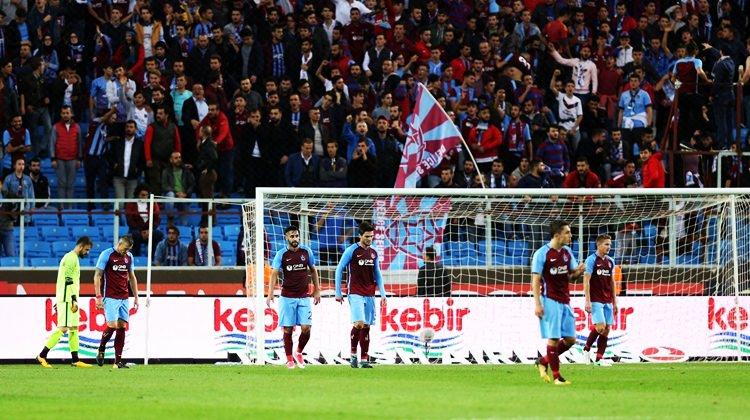 <p>Trabzonspor’un Süper Lig’in 8’inci haftasında sahasında Teleset Mobilya Akhisarspor karşısında aldığı 6-1’lik mağlubiyetin ardından yerel gazeteler yönetimi ve teknik direktör Ersun Yanal’ı eleştirdi.</p>
