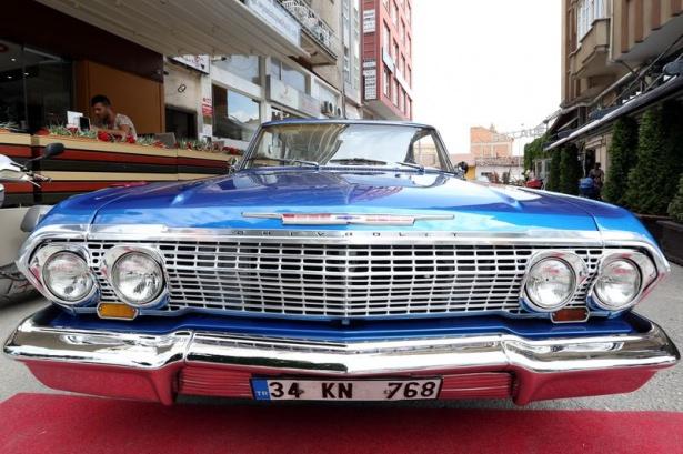<p>Otomobilin İstanbul’da yaşayan Amasyalı bir iş adamına ait olduğunu belirten Çalışkan, isminin açıklanmasını istemeyen müşterisinin otomobili Almanya'da yaşayan torununa doğum günü hediyesi olarak vereceğini söyledi.</p>
