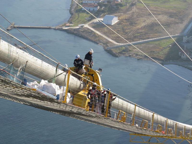 <p>İzmit Körfezi Geçiş Köprüsü 1.1 milyar dolarlık yatırımla gerçekleştiriliyor. Proje tamamlandığında halen 8-10 saat süren İstanbul-İzmir yolunun 3,5 saate inmesi ve karşılığında yılda 650 milyon dolar tasarruf sağlanması öngörülüyor.</p>