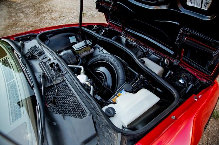 <p><span style="color:#E6E6FA">Fiero’nun, biraz da sonunu getiren, araçta kullanılan motor, hatalı parçalar ve sürücü hatalarıydı. Nitekim mühendisler, motor için yağ karterini küçültmüş, bu yüzden de “yağ eksiltmeye tahammülsüz” bir otomobil yapmışlardı. </span></p>