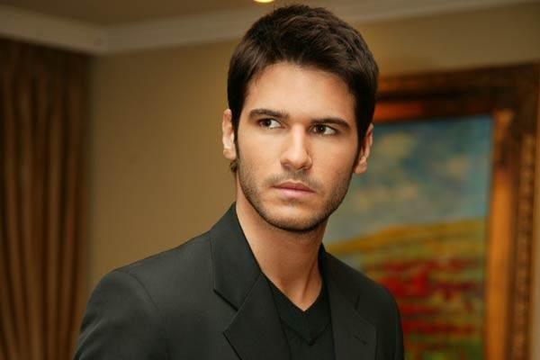 <p>Tolgahan Sayışman- <em><strong>"Elimden geldiğince dini inançlarımı yerine getirmeye çalışıyorum. Namazımı da kılıyorum" </strong></em></p>

