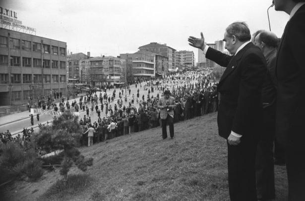 <p> MHP Genel Başkanı Alparslan Türkeş, partisince düzenlenen mitinge katılmak için yürüyenleri selamlarken görülüyor.</p>
