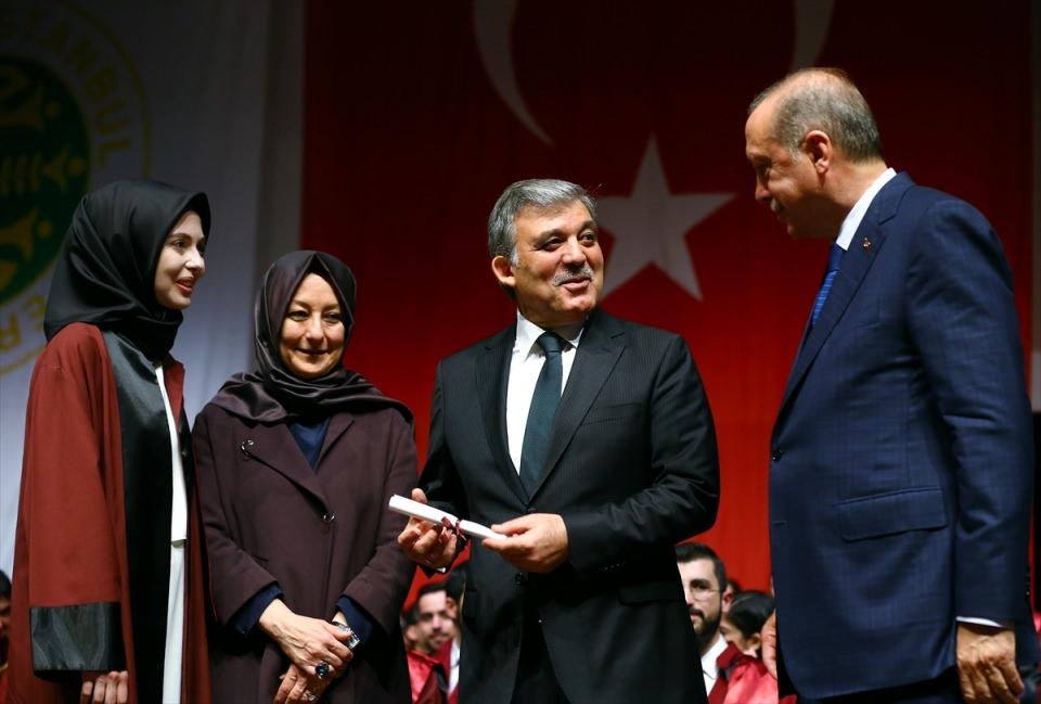 <p>11. Cumhurbaşkanı Abdullah Gül'ün oğlu Ahmet Münir Gül'le evli olan Dr. Ayşe Zehra Karadere bugün mezun oldu.</p>

<p> </p>
