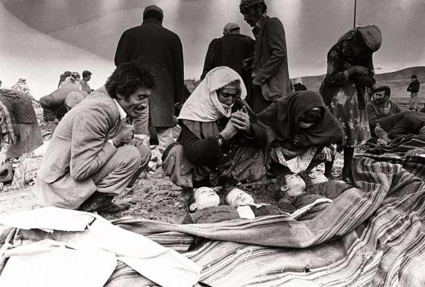 <p>1155 kişinin yaşamını yitirdiği Erzurum Depremi'nde kaybettikleri çocuklarının başında gözyaşı dökenler, 1983.</p>

<p> </p>
