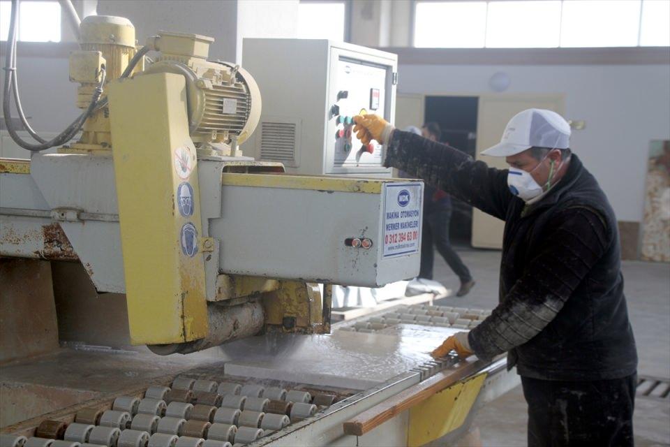 <p> "Amerika'ya ve Almanya'ya gönderiyoruz"</p>

<p>Javadı, ihracatta hedefledikleri rakama yaklaştıklarını ve taşın kaliteli olması dolayısıyla yoğun talep aldıklarını dile getirdi.</p>

<p> </p>
