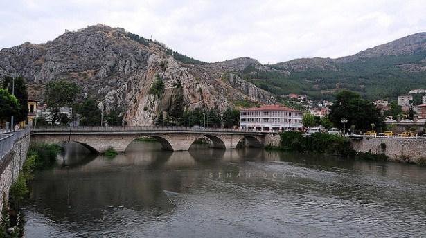 <p><strong>1496 - Köprüleri Sellerin Zararından Koruyan Vakıf</strong><br />
<br />
Vakfın amacı Amasya'da yapılan köprünün, selin getirdiği ağaç ve taşlardan temizlenerek şehre vereceği zararın önlenmesi amaçlanmıştır.</p>