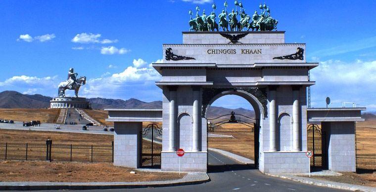 <p> Çelikten yapılan ve "Altın Kamçı" olarak adlandırılan heykelin içinden geçen bir asansörle atının kafasına ulaşan ziyaretçiler, buradan uçsuz bucaksız Moğol bozkırını görebiliyor.</p>
<p> </p>