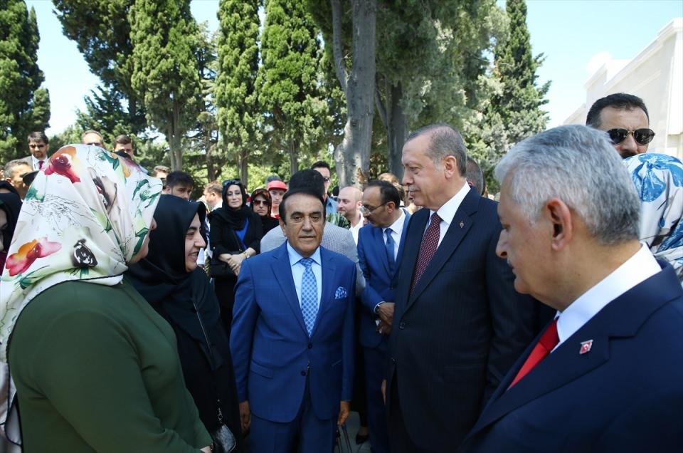 <p>Cumhurbaşkanı Recep Tayyip Erdoğan ve Başbakan Binali Yıldırım, Edirnekapı'daki 15 Temmuz Şehitliğine ziyarette bulunuyor.</p>
