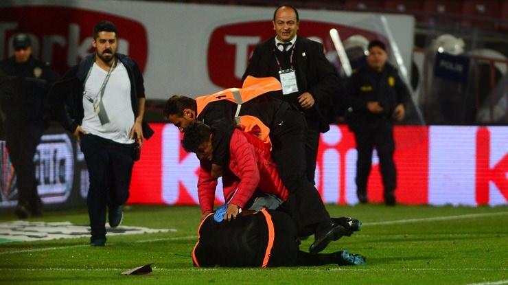 <p>Gazeteler, maçta yaşanan olaylar hakkında ağır ifadeler kullandı.</p>

<p> </p>
