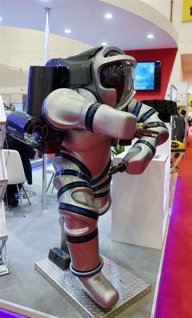 <p>AYKOR Marinex’in Kanadalı Nuytco ile birlikte geliştirdiği sualtı derin dalış kurtarma kıyafeti ‘Exosuit’ dikkat çeken yeni teknolojiler arasında yer alıyor.</p>
<p> </p>