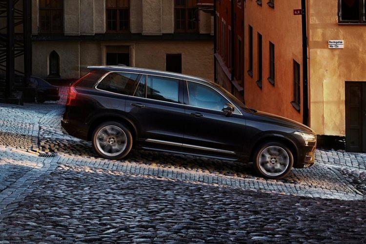 <p><span style="color:#FFA07A"><strong>Yılın En iyi Büyük SUV Otomobili </strong></span></p>
