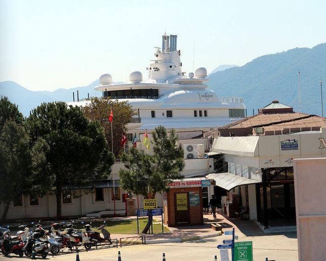 <p>Birleşik Krallığa bağlı Cayman Adaları bayraklı "Radiant" adlı mega yat, Marmaris'e geldi. Marinalara sığmadığı için kruvaziyer limanının küçük rıhtımına yanaştırılan yata yakıt ikmali yapıldı. </p>
