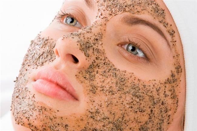 <p><strong>Haftada bir gün peeling yapın</strong></p>
<p>Cilt hücrelerinin dış tabakası sürekli olarak soyulur. Altta kalan güzel ve sağlıklı cilt hücrelerini ortaya çıkarmak için haftada 1 peeling uygulaması yapmanız gerekir.</p>