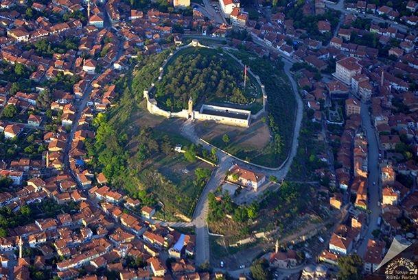 <p>Tokat<br />
<br />
Nüfusu: 602 662  <br />
Toplam otomobil sayısı: 75 372<br />
​Kaç kişiye bir otomobil düşüyor: 8</p>
