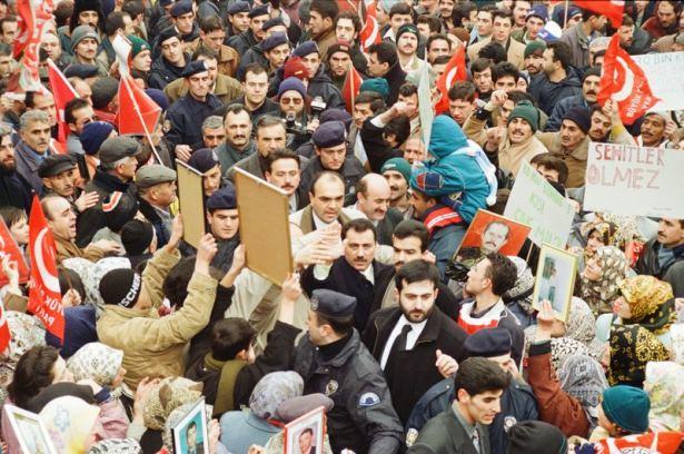 <p> Çubuk'ta 16 Ocak 2001'de BBP tarafından düzenlenen "Şehitlere Saygı" mitingine BBP Genel Başkanı Yazıcıoğlu da katılmıştı</p>
