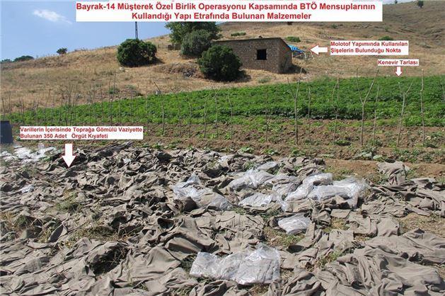 <p>Seyrek Köyü kırsalında icra edilen arazi arama ve taramasında da tespit edilen sığınak ve arazide 350 varil içerisinde toprağa gömülü örgüt kıyafetleri, 55 bin kök Hint keneviri, çok sayıda el yapımı patlayıcı düzeneği için parça ele geçirildi.</p>