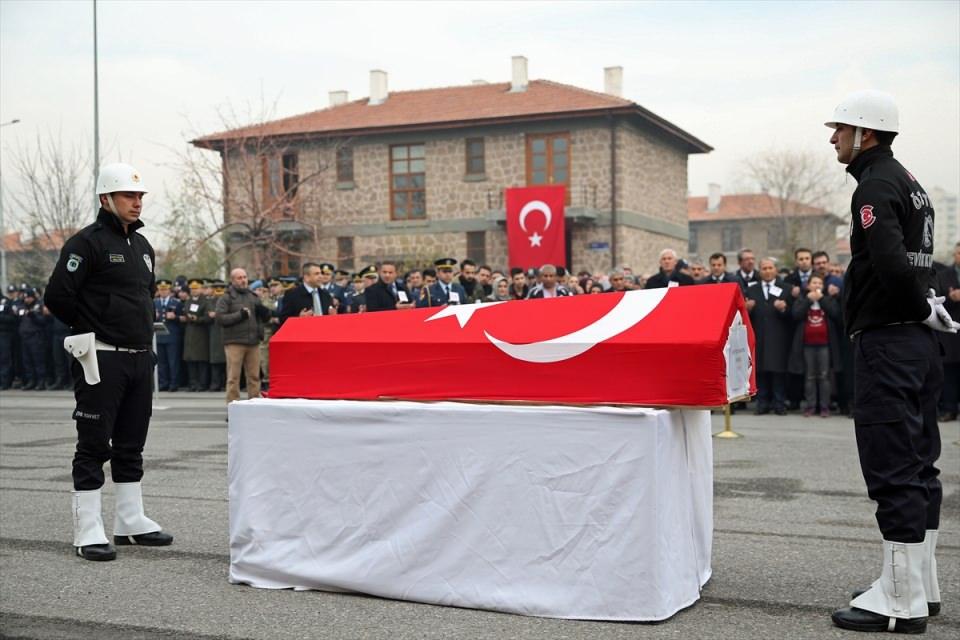 <p>Beşiktaş Vodafone Arena önündeki hain terör saldırısında şehit düşen Çevik Kuvvet Şube Müdürlüğünde görevli 31 yaşındaki polis memuru İke ile 25 yaşındaki polis memuru Börklüoğlu'nun Kayseri Eğitim ve Araştırma Hastanesi morgundan alınan cenazeleri, İl Emniyet Müdürlüğü bahçesine getirildi.</p>

<p> </p>
