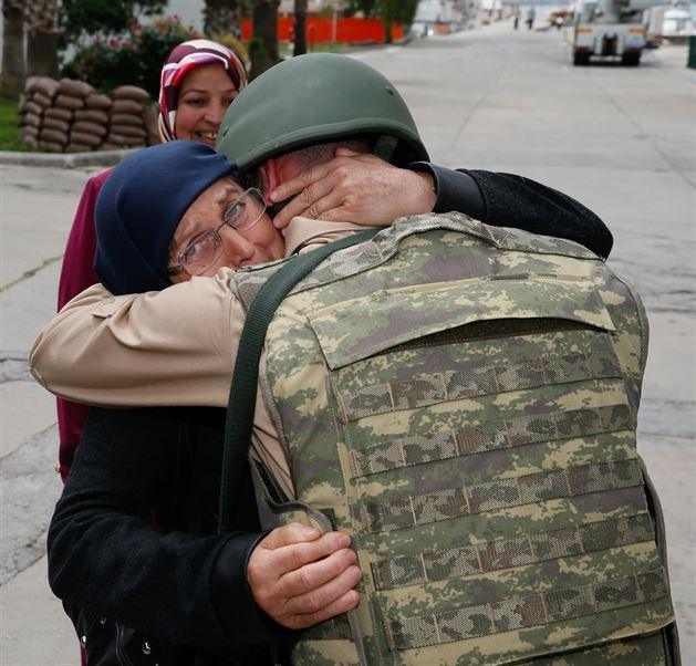 <p>Oğluyla kucaklaşan anne Zehra Zeki, hayatının en mutlu gününü yaşadığını ifade etti.</p>
<p> </p>