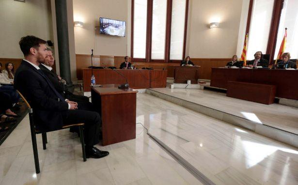 <p>Messi hakim karşısında! İşte tarihi anlar...</p>
