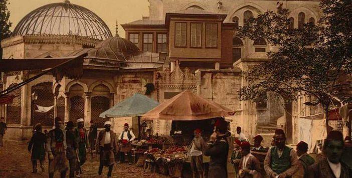 <p>Bayram namazından sonra bayramlaşmalar başlar ve çalışanlara hediyeler dağıtılırdı.</p>
