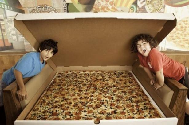 <p>Los Angeles'ta bulunan Big Baba's and Papa's pizzacısının 1.37x1.37 metrelik pizzası bu rekoru elinde tutuyor. 199.99 dolara satılan bi pizza 100 kişiyi doyurabilecek kadar büyük. Eğer 24 saat öncesinden sipariş ederseniz, evinize servis de yapıyorlar.</p>

<p> </p>
