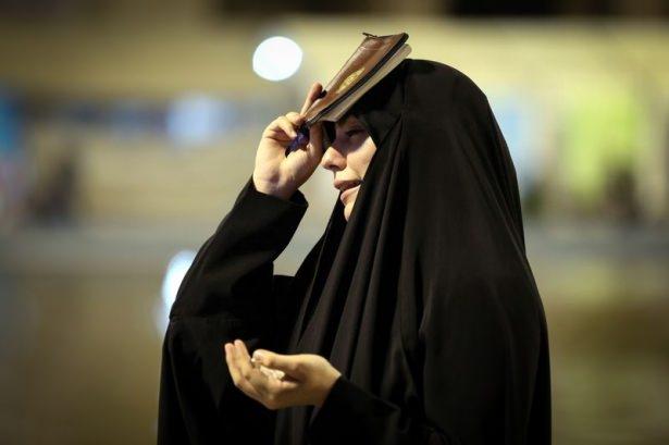 <p>Şeb-i İhya olarak adlandırılan bu gecelerde mescitlerde toplanan İranlılar, toplu bir halde imsak vaktine kadar dua ediyor.</p>
