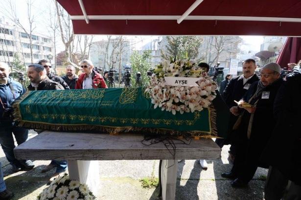 <p>Ünlü edebiyatçı Yaşar Kemal Teşvikiye Camii'de son yolculuğuna uğurlanıyor.</p>
