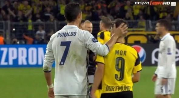 <p>Marca gazetesi ise maç sonunda Cristiano Ronaldo ile Emre Mor'un yan yana yürüdükleri fotoğrafı kullanarak, Türk futbolcunun maçın ardından Ronaldo'dan formasını istediğini yazdı. İspanyol basını ayrıca, Borussia Dortmund'un diğer genç futbolcusu 19 yaşındaki Ousmane Dembele'den de övgüyle söz etti.</p>
<p> </p>