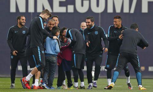 <p>Messi ardından çocuklarla fotoğraf çektirdi ve hepsine tek tek imza vererek sahadan uğurladı.</p>
