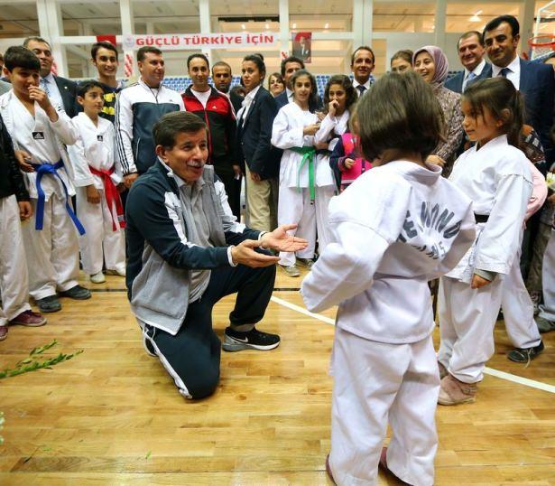 <p>Başbakan Ahmet Davutoğlu, önceki gün Van'a yaptığı ziyaretler kapsamında Avrupa şampiyonu milli tekvandocu Nur Tatar'ın isminin verildiği spor salonunun açılış törenine katıldı. </p>