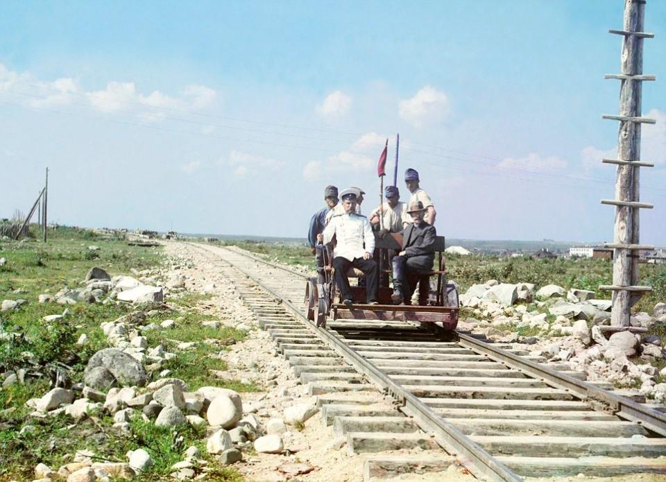 <p>1910 yılında çekilen fotoğrafta, Onega Gölü yakınındaki Murmansk demiryolunda bir el arabasında Sergey Prokodin-Gorski görüntülenmiş.</p>