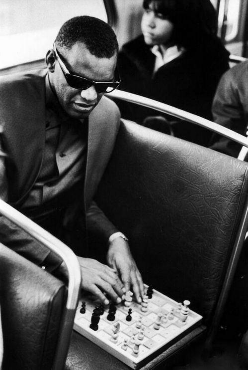 <p>Şarkıcı Ray Charles, kör olmasına rağmen satranç oynuyor</p>

<p> </p>
