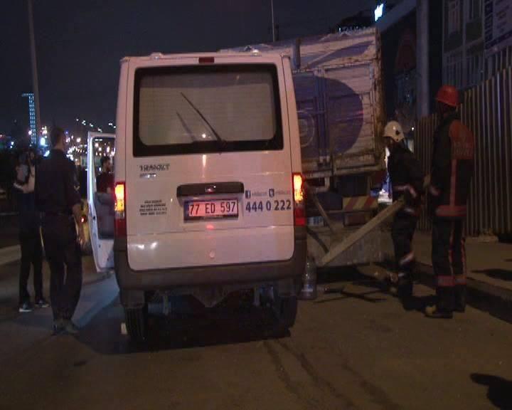 <p>Küçükçekmece'de meydana gelen trafik kazasında 1'i ağır, 2 kişi yaralandı. <br />
</p>