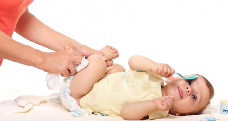 <p>Kolay gibi görülen bebek bezi değiştirmek, tecrübesiz annelerin en fazla zorlandığı konulardan birisi. </p>
