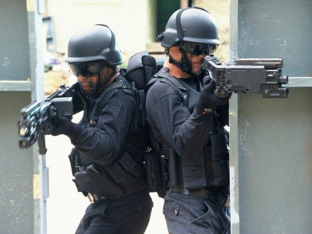 <p>Türkçe karşılığı "köşe atışı" anlamına gelen Cornershot silahı, Güneydoğu Anadolu’da terör örgütüne yönelik operasyonlarda kullanılacak.</p>
<p> </p>