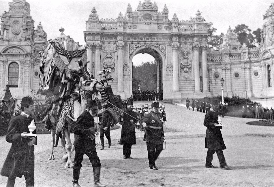 <p>İstanbul'dan Mekke ve Medine'ye yardımları ve armağanları götüren Surre Alayı, Dolmabahçe Sarayı önünden yola çıktı.</p>