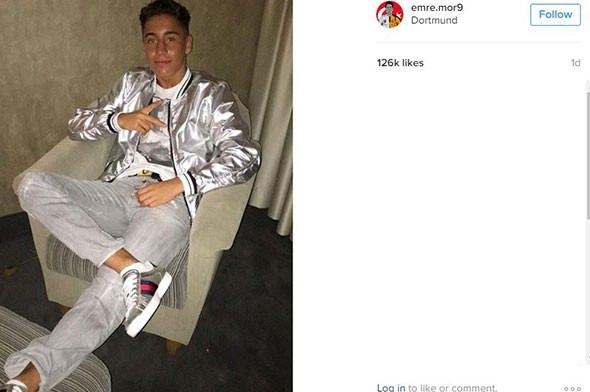<p>Alüminyumu andıran parlak montlu fotoğrafını Instagram'dan yayınlayan Emre'nin bu kıyafetine yorum yağdı. Sosyal medya kullanıcılarının önemli bir kısmı montu beğendi ve fotoğraf 126 bin beğeni aldı. Ancak bazıları da beğenmedi ve dalga geçti. <br />
<br />
İşte o yorumlardan bazıları:</p>