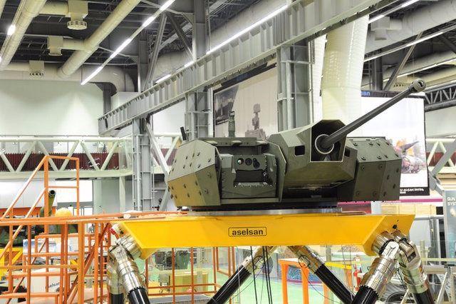 <p><strong>PAZARDA BİR İLK</strong></p>

<p>Türk Silahlı Kuvvetlerini Güçlendirme Vakfının bir kuruluşu olan ASELSAN’ın geliştirdiği Nefer, hem NATO silahlarının kullanımda olduğu ülkeler hem de Rus menşeli silahları envanterinde bulunduran ülkeler için ideal bir seçenek olarak ortaya çıkıyor.</p>
