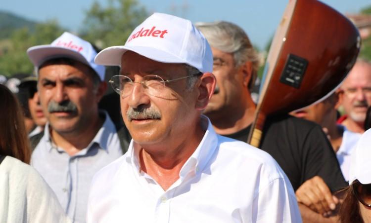 <p>Toplam 90 bin metre kare olan Maltepe miting alanının yalnızca 40 bin metre karelik kısmı CHP'lilere tahsis edilmesine rağmen mitinge gelen vatandaşlar bu alanın yalnızca 3'te 1'ini doldurabildi.</p>
